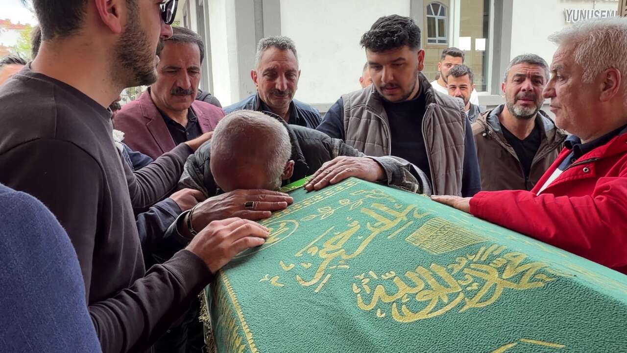 kiz-kardesinin-hayatini-kurtardi-dakikalar-sonra-kendisi-oldu