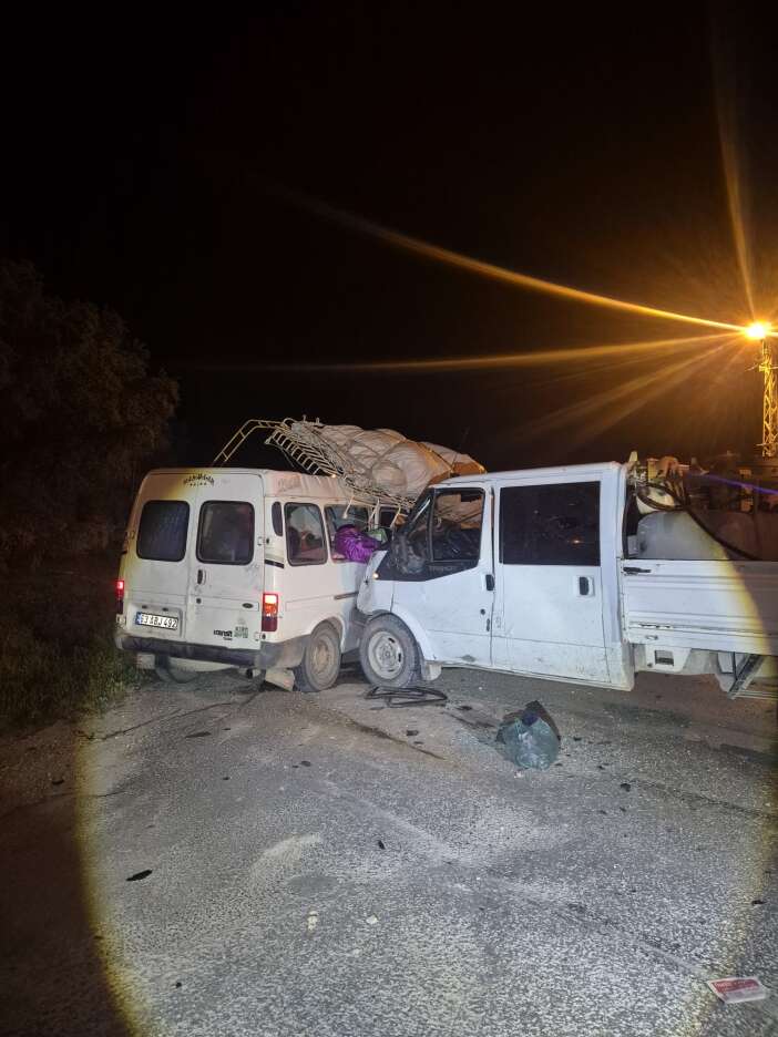 konyada-tarim-iscileri-tasiyan-minibus-ile-kamyonet-carpisti-7-yarali-var