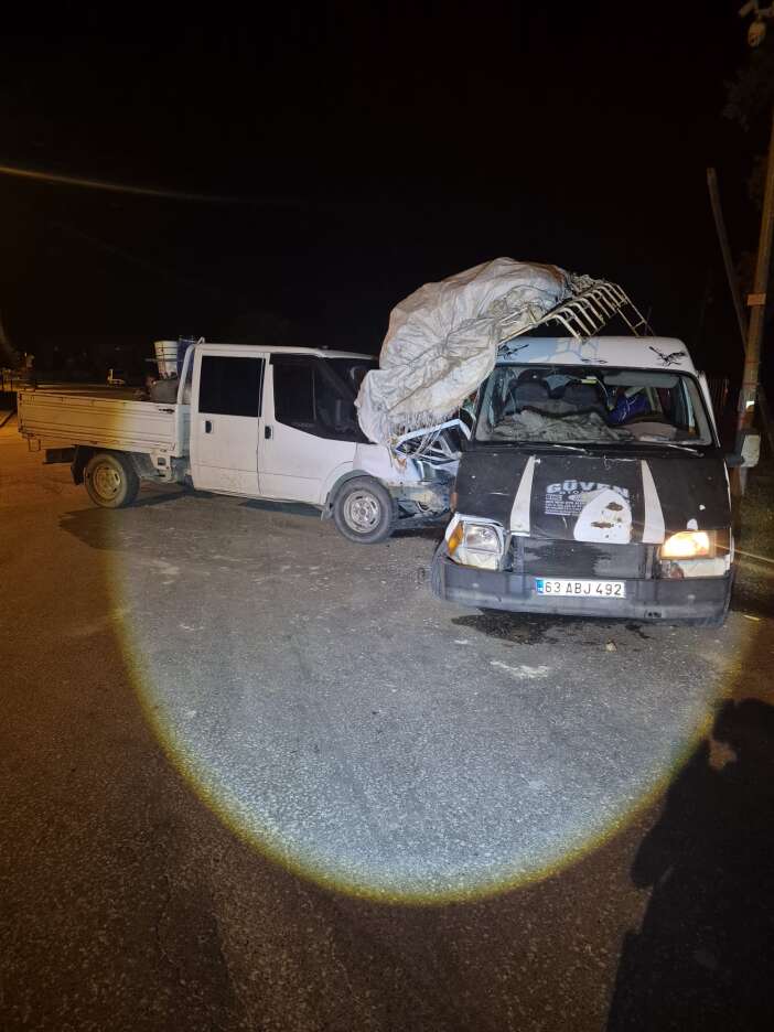 konyada-tarim-iscileri-tasiyan-minibus-ile-kamyonet-carpisti-7-yarali-var