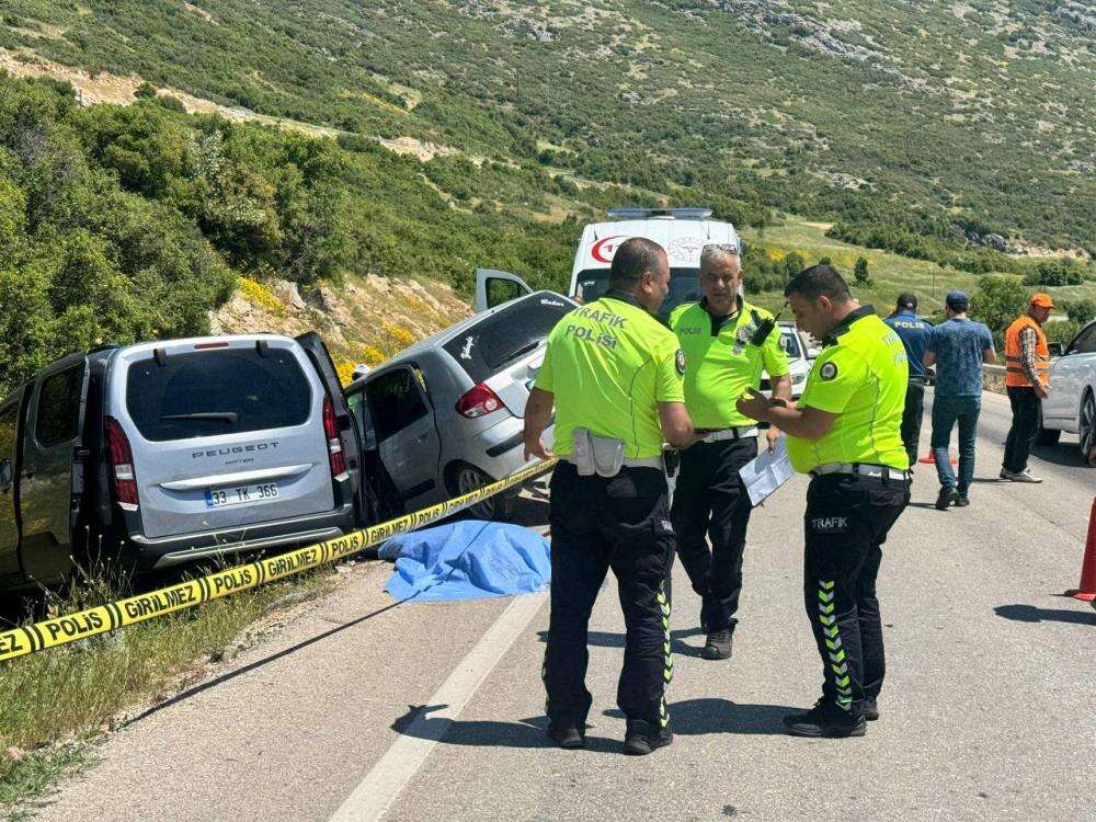 konya-yolunda-trafik-kazasi-69-yasindaki-kadin-hayatini-kaybetti-5-yarali-var