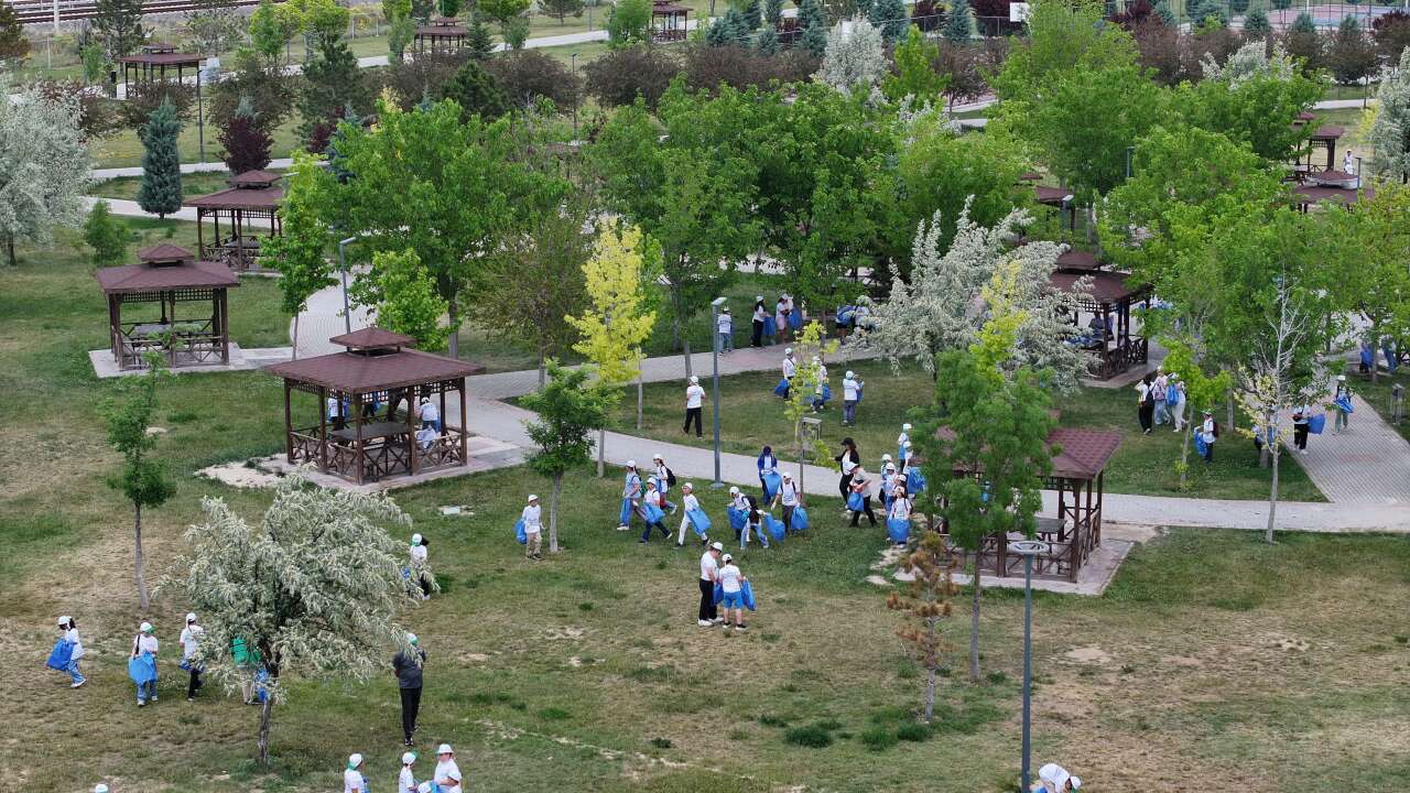konyadan-ornek-goruntuler-baskan-altay-cocuklarla-cevre-temizligi-yapti