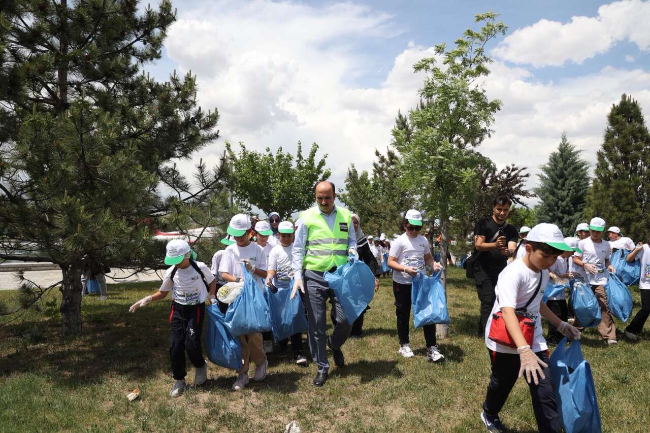 konyadan-ornek-goruntuler-baskan-altay-cocuklarla-cevre-temizligi-yapti