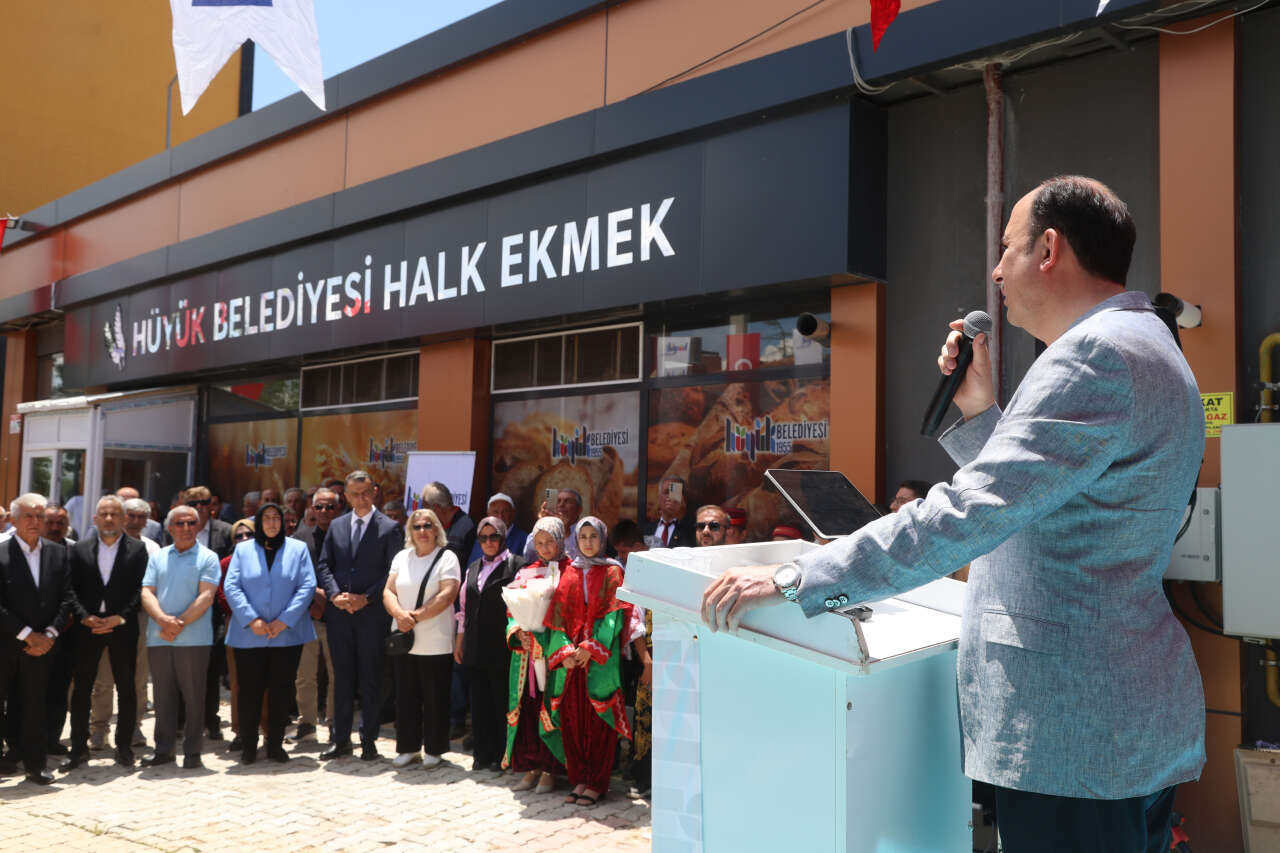baskan-altay-iki-ilcede-vatandasla-bulustu-esnafi-gezdi-genclerle-cilek-topladi