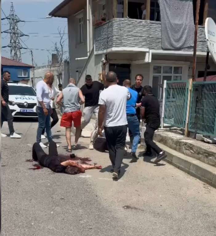 esini-sokak-ortasinda-bicaklayip-basinda-bekledi