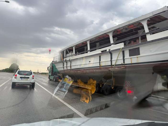 denizi-olmayan-konyada-gorenleri-sasirtan-goruntu-dev-tekne-boyle-tasindi
