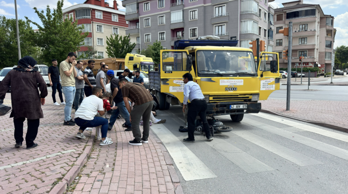 konyada-kamyonet-elektrikli-bisikleti-surukledi-3u-cocuk-4-kisinin-yaralandigi-kaza-kamerada