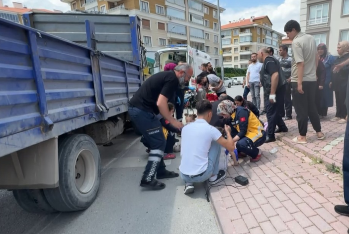 konyada-kamyonet-elektrikli-bisikleti-surukledi-3u-cocuk-4-kisinin-yaralandigi-kaza-kamerada