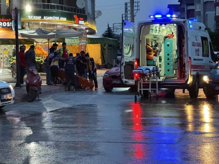konyada-motosiklet-kazasi-carptigi-otomobilin-uzerine-boyle-firladi