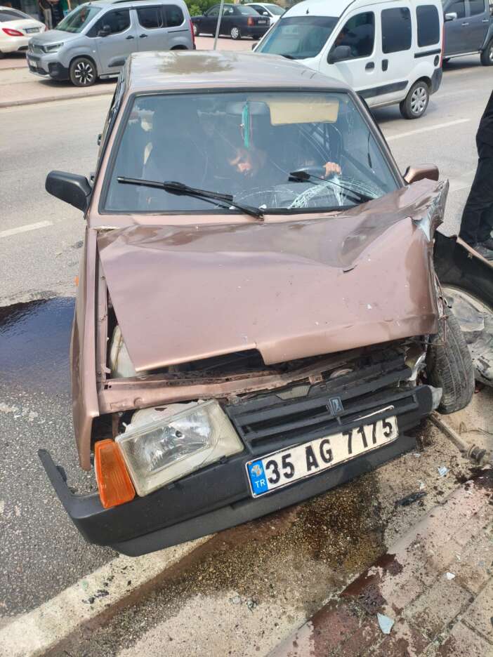 konyada-otomobil-eds-diregine-carpti-surucu-agir-yaralandi