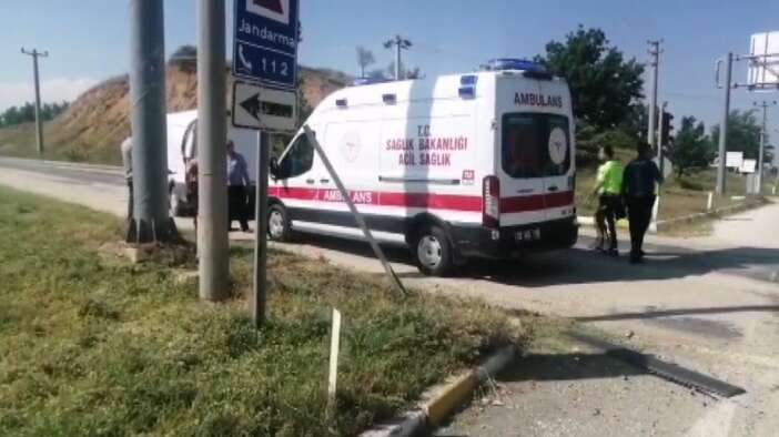 konya-yolunda-hafif-ticari-arac-otomobille-carpisti-1-yarali-var