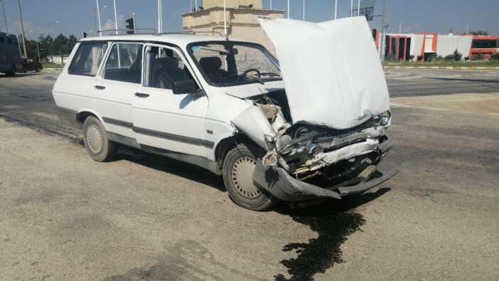konya-yolunda-hafif-ticari-arac-otomobille-carpisti-1-yarali-var