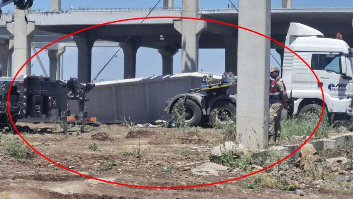iscilerin-uzerine-beton-blok-dustu-1-olu-1-yarali