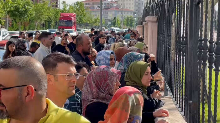 konyada-lgs-heyecani-ogrenciler-sinifta-aileler-bahcede-ter-doktu