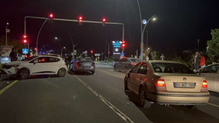 konya-yolunda-5-arac-birbirine-girdi
