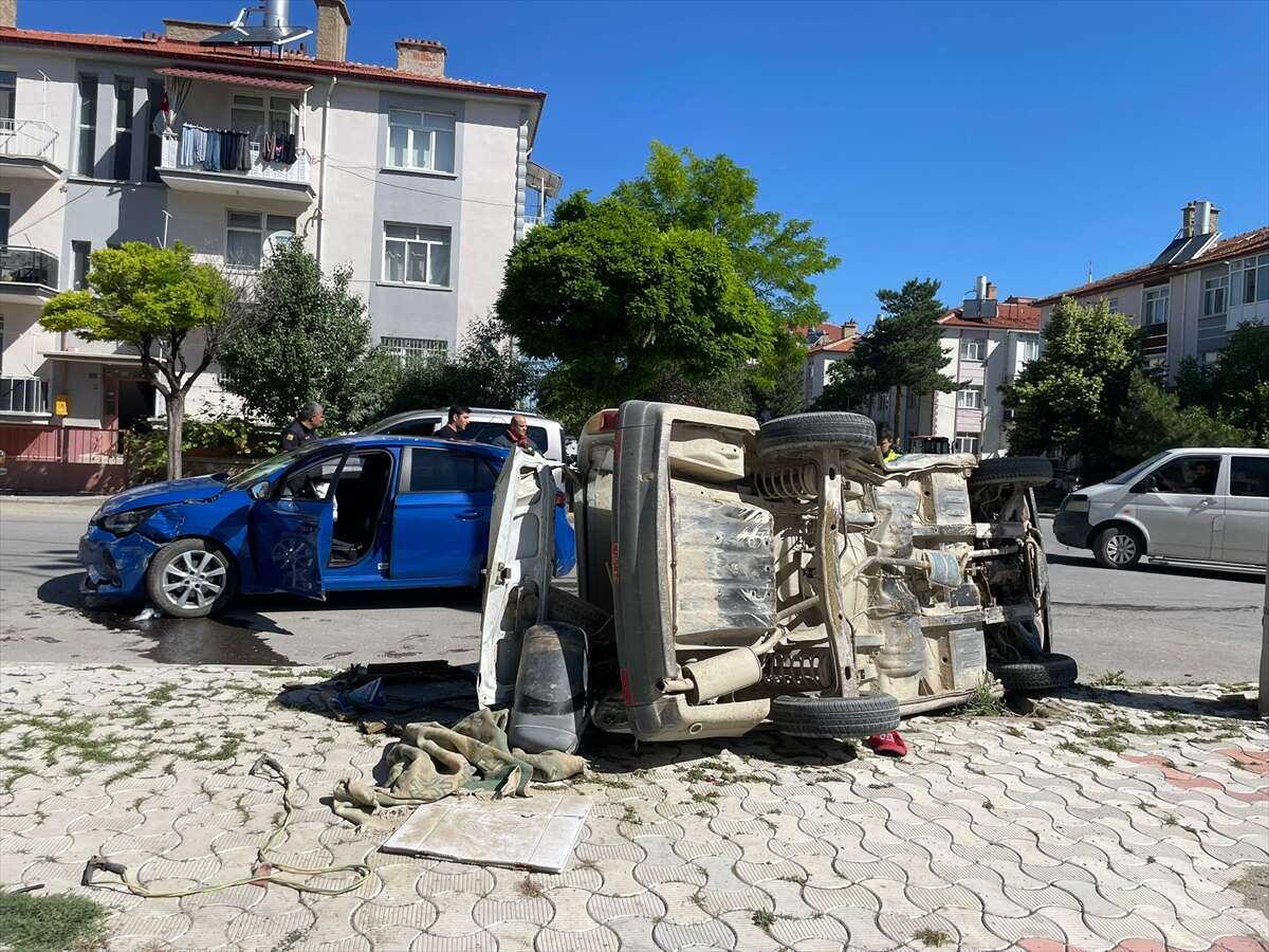 konyada-kavsakta-iki-otomobil-carpisti-yaralilar-arasinda-cocuk-da-var