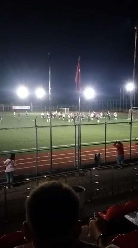 polisler-ve-esnaflar-tekme-tokat-birbirine-girdi-kavgayi-jandarma-ayirdi