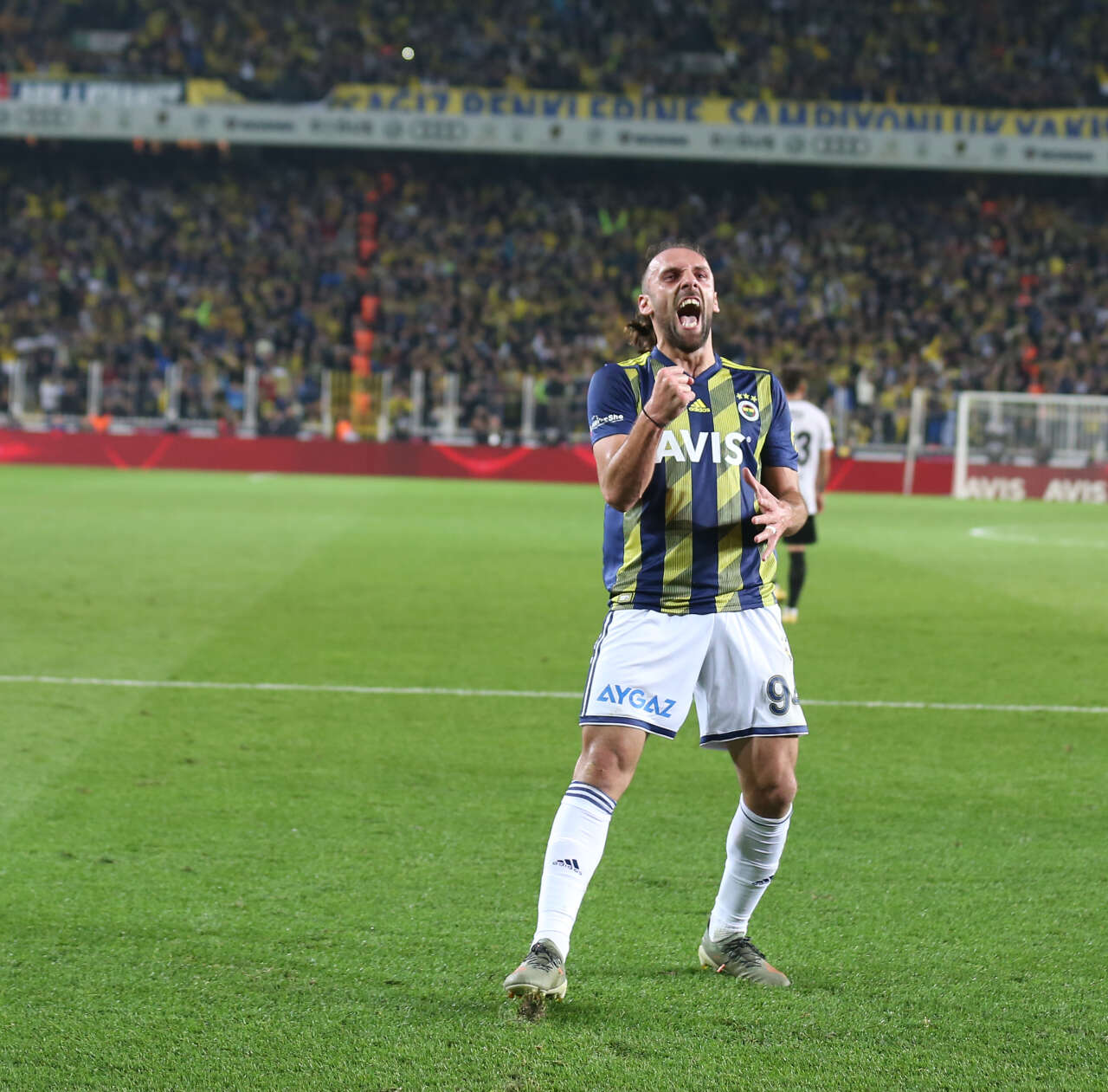 yeni-teknik-direktorunu-bulan-fenerbahce-ilk-transferini-acikladi