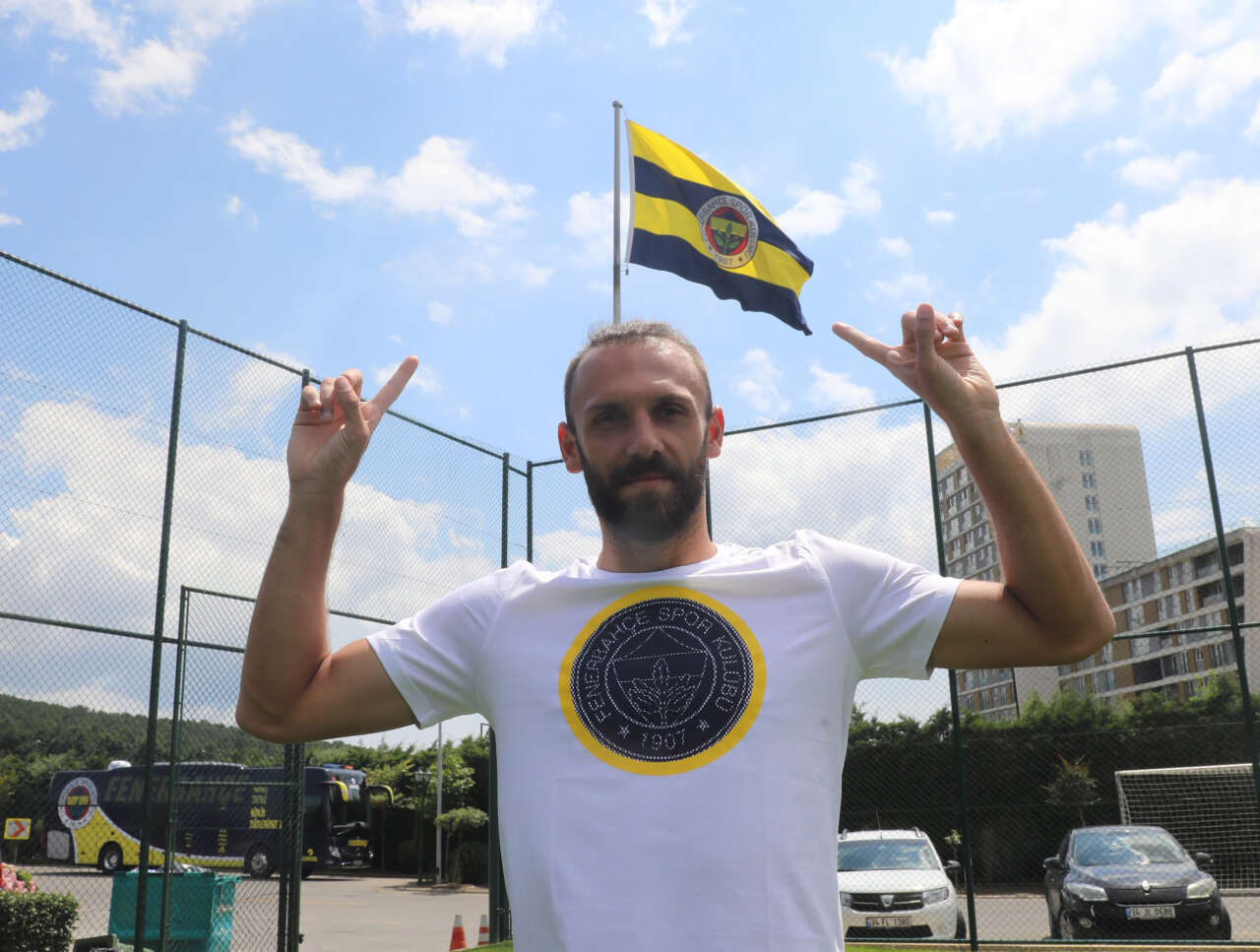 yeni-teknik-direktorunu-bulan-fenerbahce-ilk-transferini-acikladi