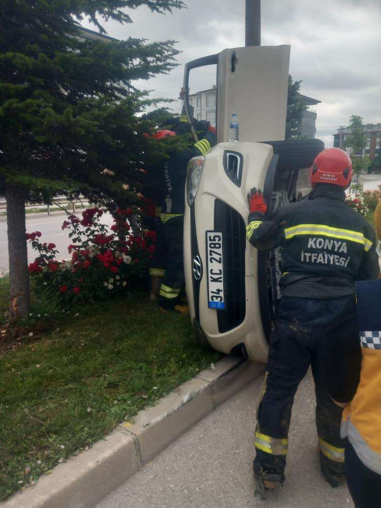 konyada-otomobil-refuje-devrildi-surucu-aracta-sikisti