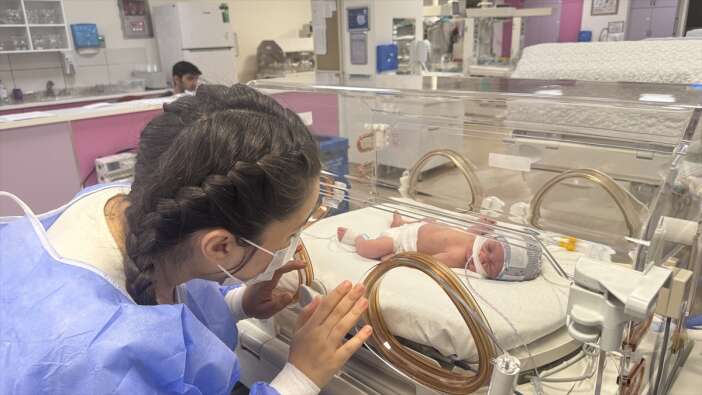 konyada-ikiziyle-eline-dogdugu-doktor-bu-kez-ikiz-cocuklarini-kucagina-verdi