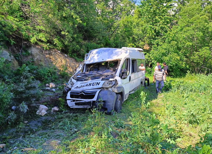 tarim-iscilerini-tasiyan-minibus-sarampole-uctu-kaymakam-ve-belediye-baskani-hastaneye-kostu
