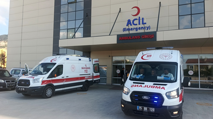tarim-iscilerini-tasiyan-minibus-sarampole-uctu-kaymakam-ve-belediye-baskani-hastaneye-kostu
