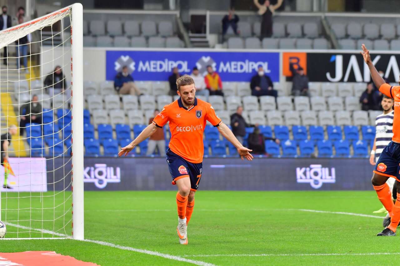 basaksehir-efsane-futbolcusunu-yeniden-kadrosuna-katti