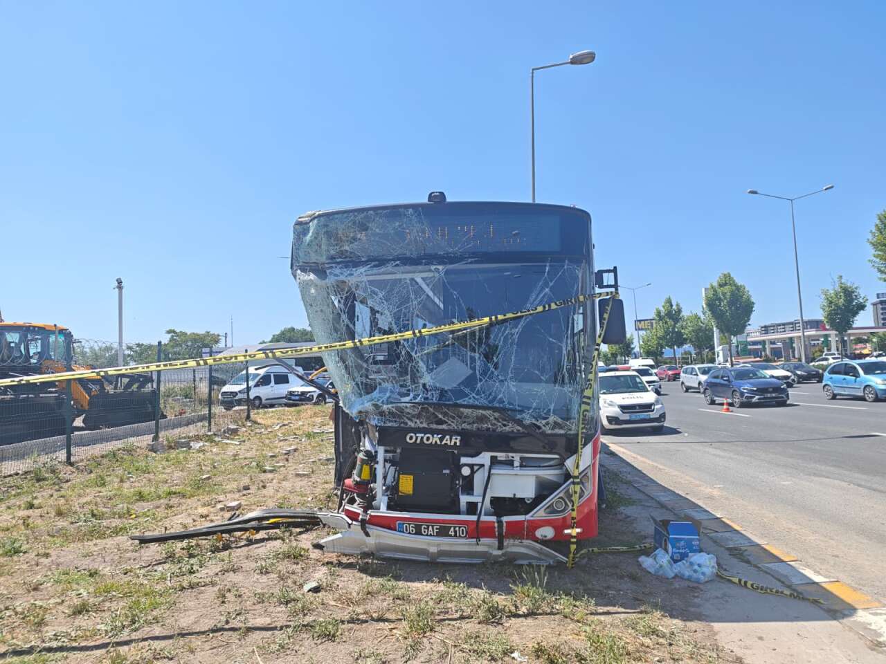 belediye-otobusu-hafif-ticari-aracla-carpisti-1-olu-9-yarali-var