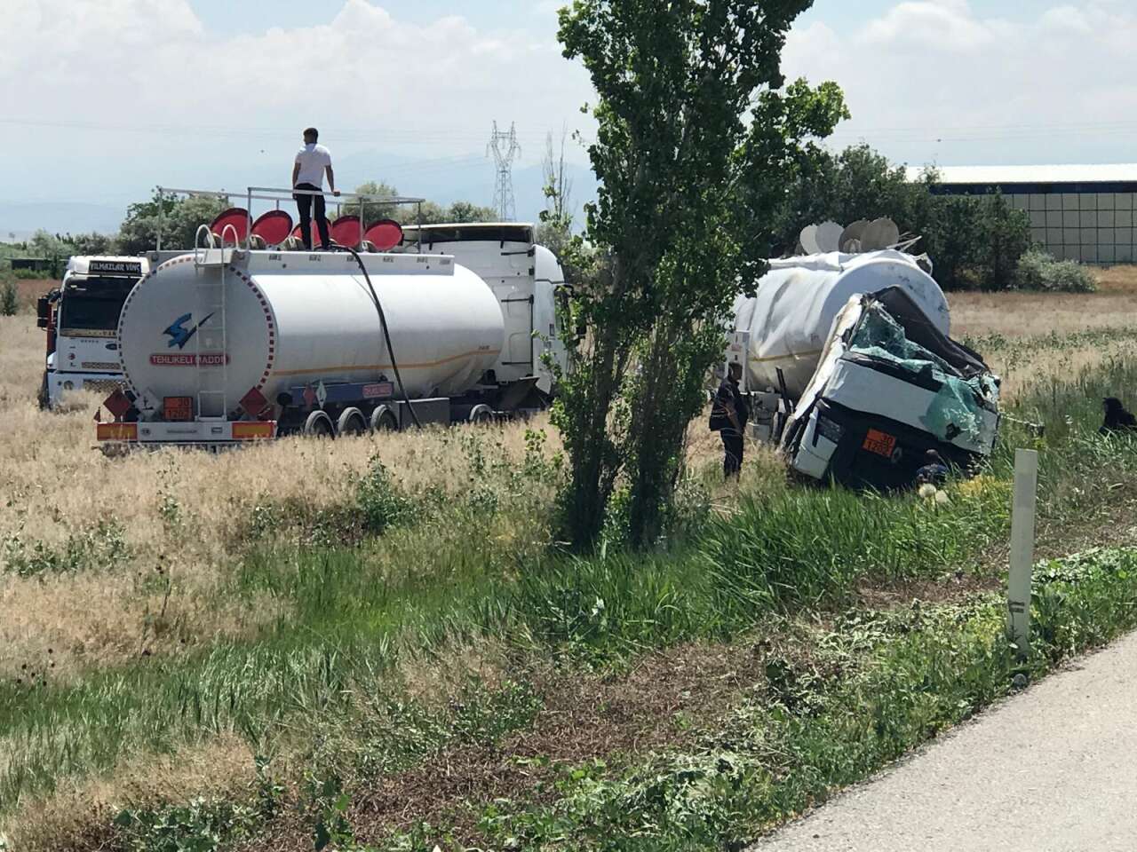 konyada-tanker-sarampole-devrildi-surucu-aracta-sikisti