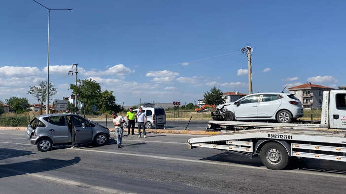 ambulans-panigi-konya-yolunda-kazaya-neden-oldu