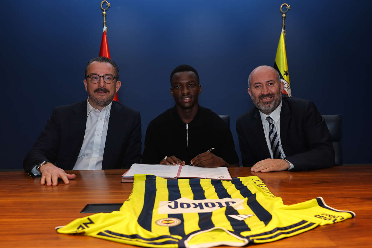 fenerbahce-afrikali-genc-futbolcuyla-5-yillik-sozlesme-imzaladi