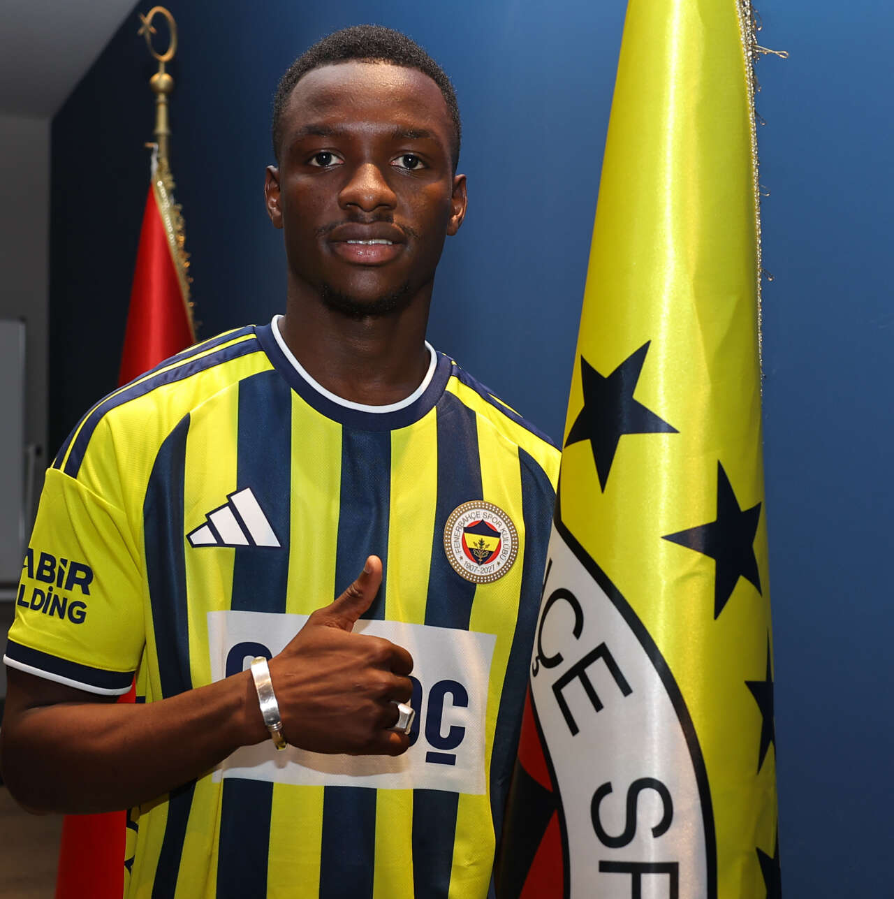fenerbahce-afrikali-genc-futbolcuyla-5-yillik-sozlesme-imzaladi