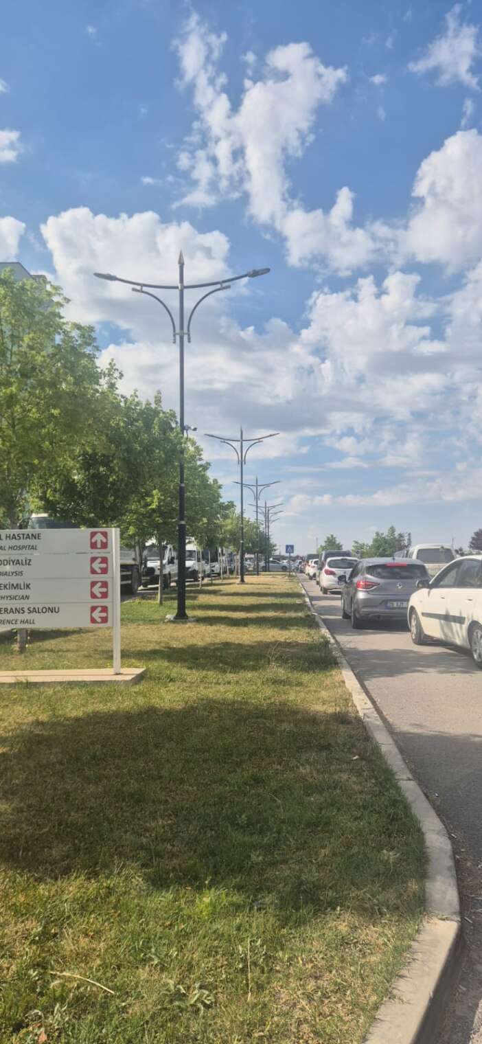 konyada-yol-calismasi-hastane-bolgesinde-trafigi-kilitledi