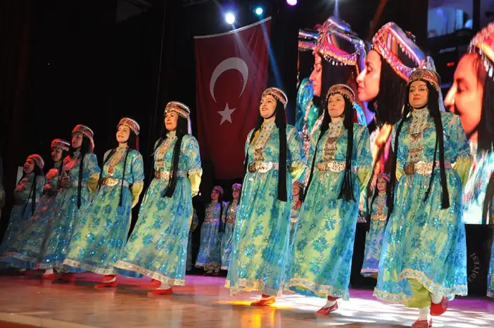 turkiyenin-dort-bir-yani-konyada-sahneye-tasindi