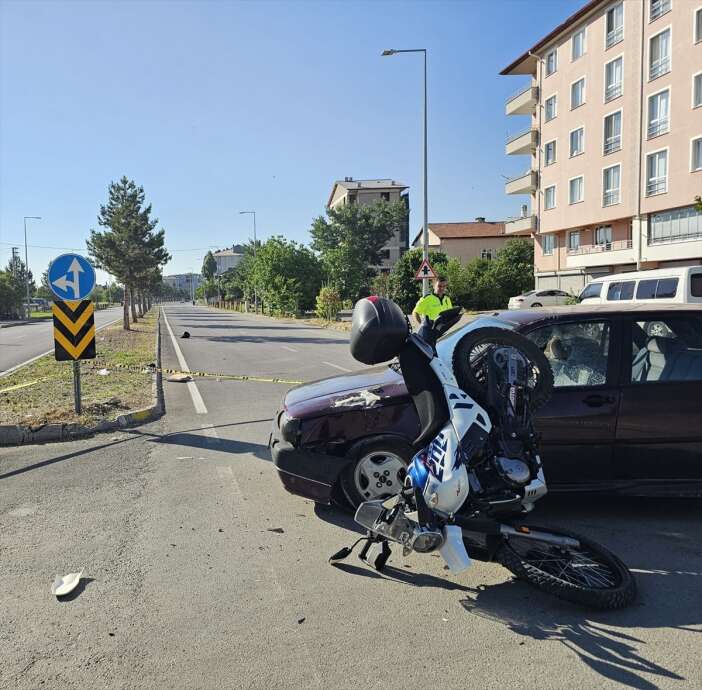 konyada-otomobille-motosiklet-carpisti-1-agir-yarali