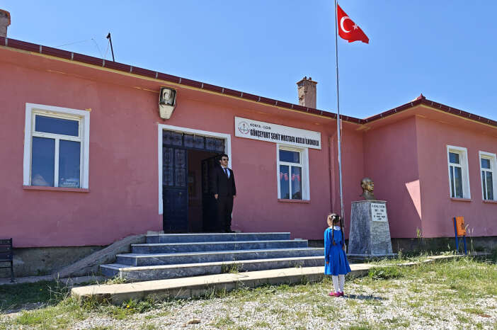 konyada-tek-ogrenci-karnesini-aldi-ogretmeni-gozyaslarini-tutamadi