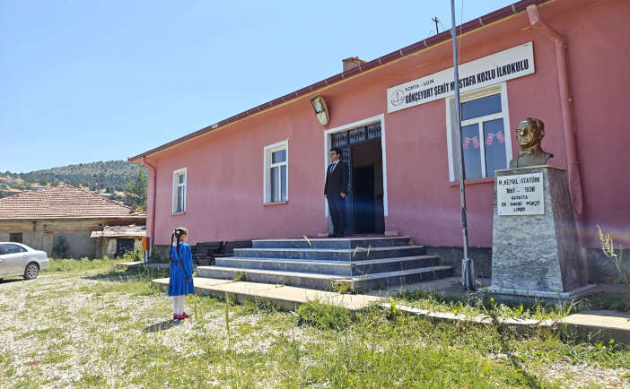 konyada-tek-ogrenci-karnesini-aldi-ogretmeni-gozyaslarini-tutamadi