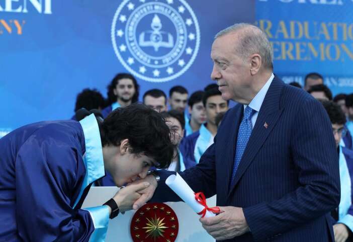 mezuniyet-toreninde-duygu-dolu-anlar-erdogan-ailesi-tam-kadro