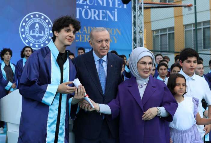 mezuniyet-toreninde-duygu-dolu-anlar-erdogan-ailesi-tam-kadro