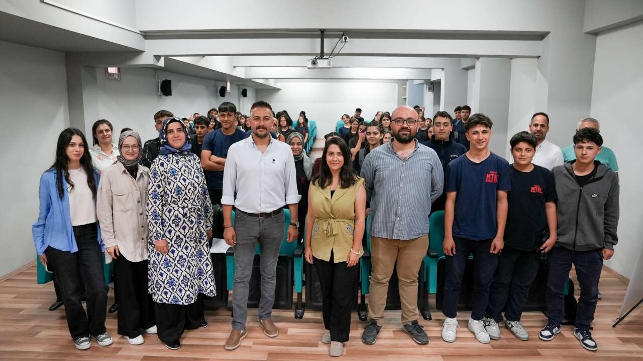 neu-bilim-iletisim-ofisi-konyadaki-3-lisede-gelecegin-mesleklerini-anlatti