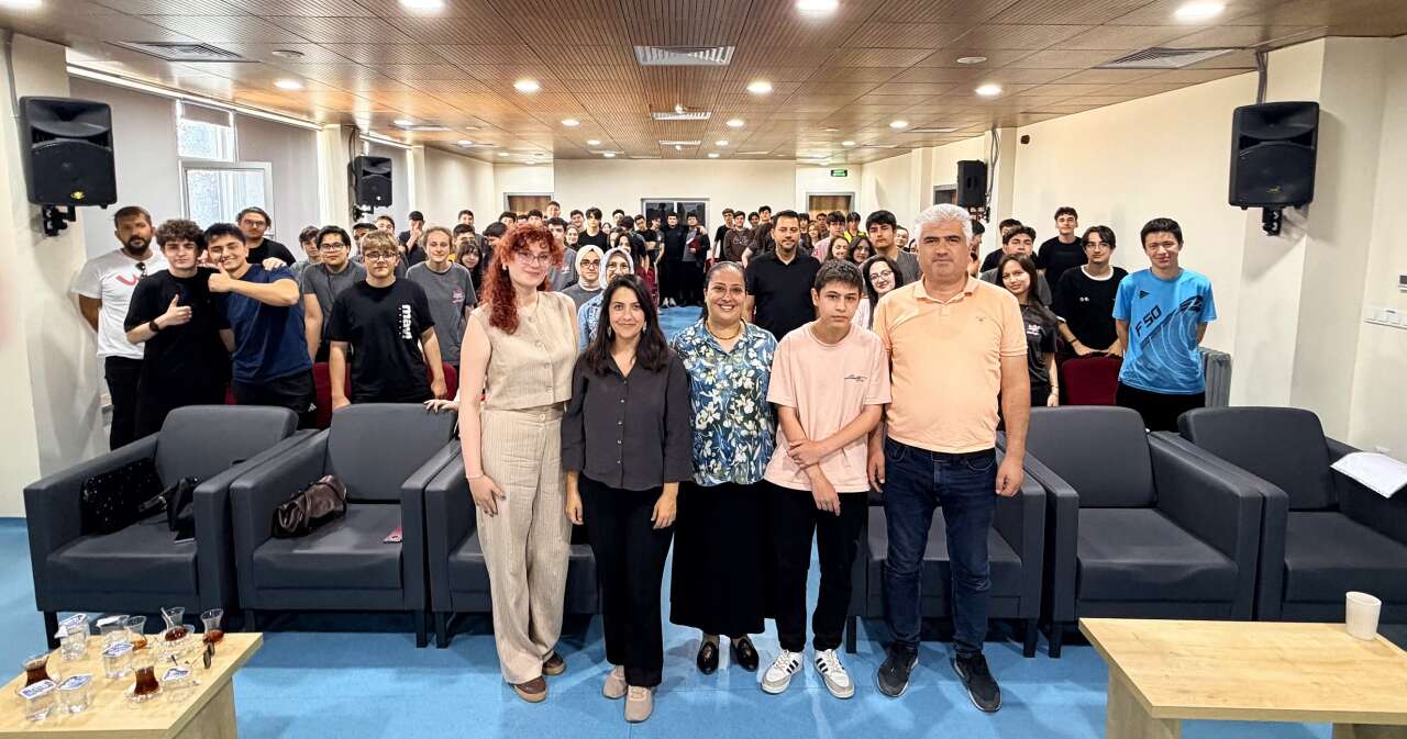 neu-bilim-iletisim-ofisi-konyadaki-3-lisede-gelecegin-mesleklerini-anlatti