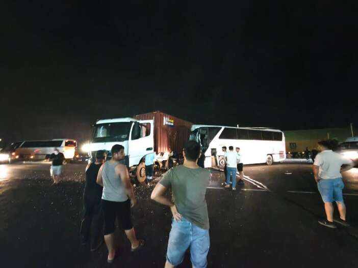 tir-ve-isci-servisi-carpisti-12-kisi-yaralandi