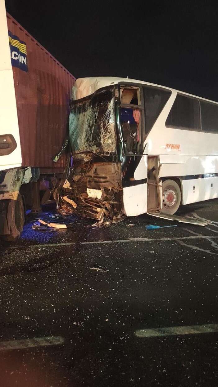 tir-ve-isci-servisi-carpisti-12-kisi-yaralandi