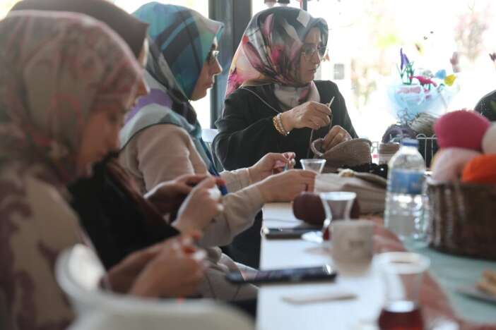 anne-ve-kizi-ilmek-ilmek-konyada-binlerce-kadinin-hayalini-ordu-mila-craft-orgu-kafe-evi