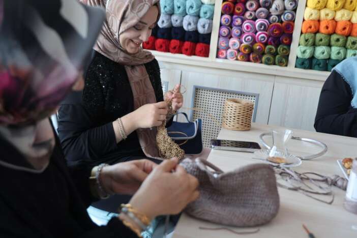 anne-ve-kizi-ilmek-ilmek-konyada-binlerce-kadinin-hayalini-ordu-mila-craft-orgu-kafe-evi