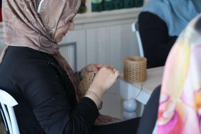 anne-ve-kizi-ilmek-ilmek-konyada-binlerce-kadinin-hayalini-ordu-mila-craft-orgu-kafe-evi