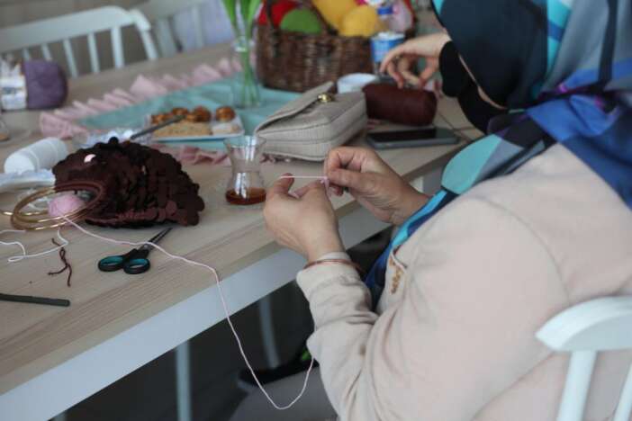 anne-ve-kizi-ilmek-ilmek-konyada-binlerce-kadinin-hayalini-ordu-mila-craft-orgu-kafe-evi