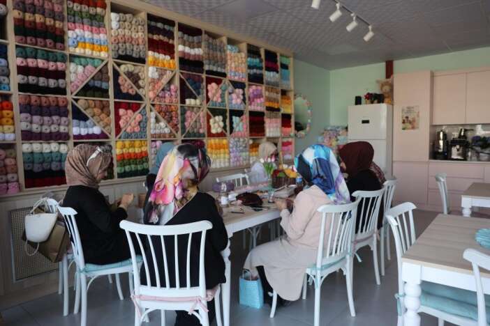 anne-ve-kizi-ilmek-ilmek-konyada-binlerce-kadinin-hayalini-ordu-mila-craft-orgu-kafe-evi