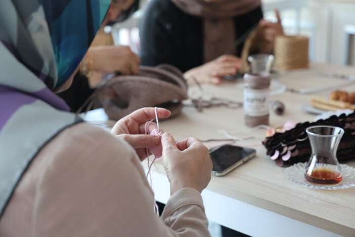 anne-ve-kizi-ilmek-ilmek-konyada-binlerce-kadinin-hayalini-ordu-mila-craft-orgu-kafe-evi