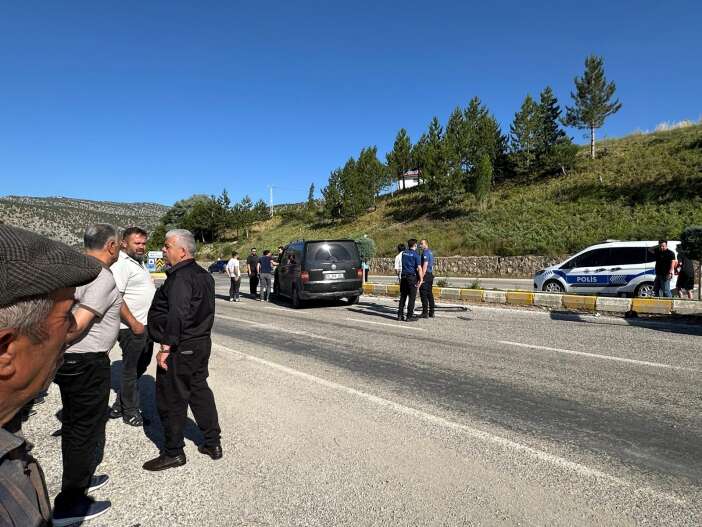 konyada-minibus-ile-otomobil-carpisti-1-kisi-oldu-yaralilar-var